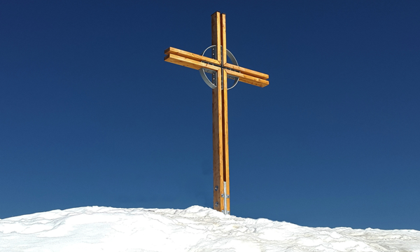 Gipfelkreuz im Schnee