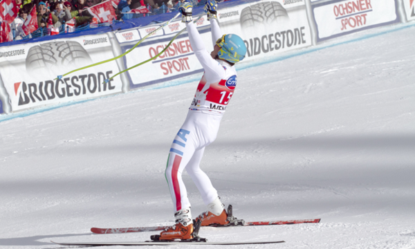 Skifahrer freut sich über seinen Sieg.