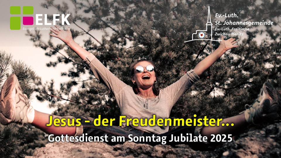 Eine Frau freut sich mit ausgereckten Armen.