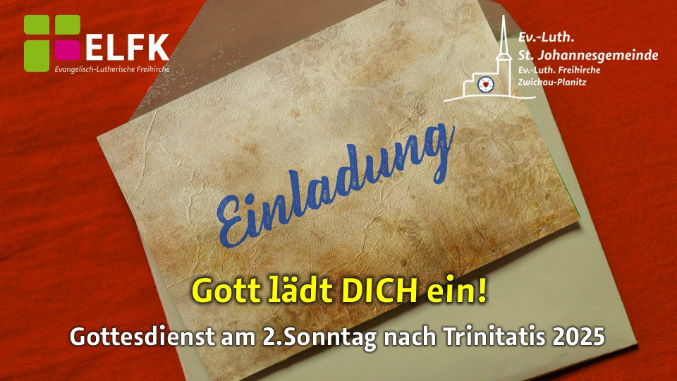 Ein offener Umschlag mit einer Einladung.