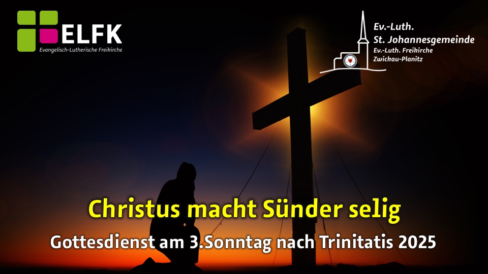Ein Mann kniet vor einem Kreuz in der Abenddämmerung.