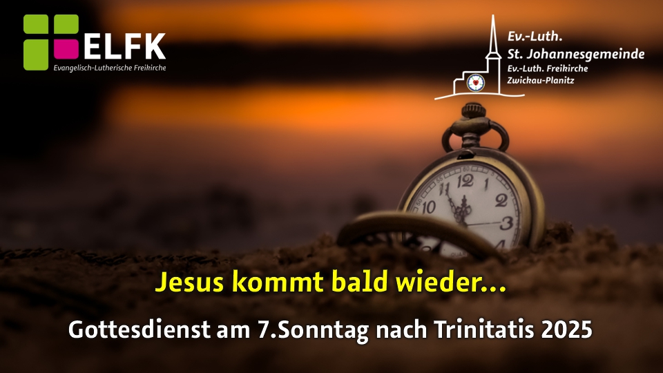 Abenstimmung am Meer mit Taschenuhr im Vordergrund, die 5 Minuten vor 12 zeigt.
