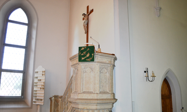 Blick auf Kanzel und Kruzifix der Ev.-Luth. St. Johannesgemeinde in Zwickau-Planitz