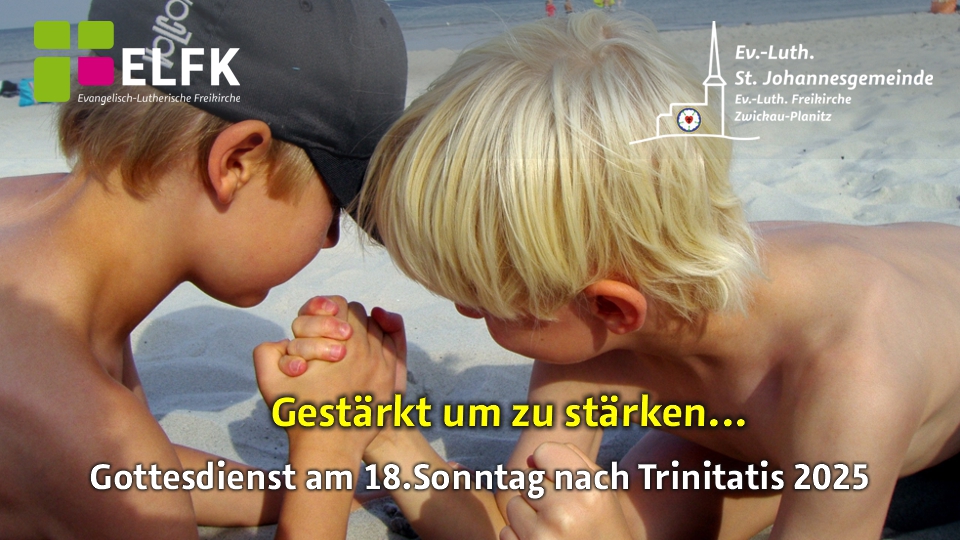Zwei Jungs am Strand messen sich im Ardrücken