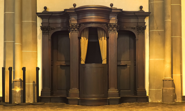 Blick auf einen Beichtstuhl