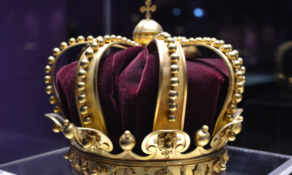 eine goldene Königskrone
