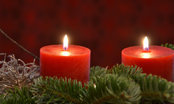 Zwei rote Kerzen auf dem Adventskranz