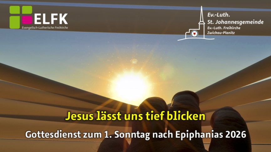 Blick durch eine mit Fingern geöffnete Jalousie auf die Sonne.