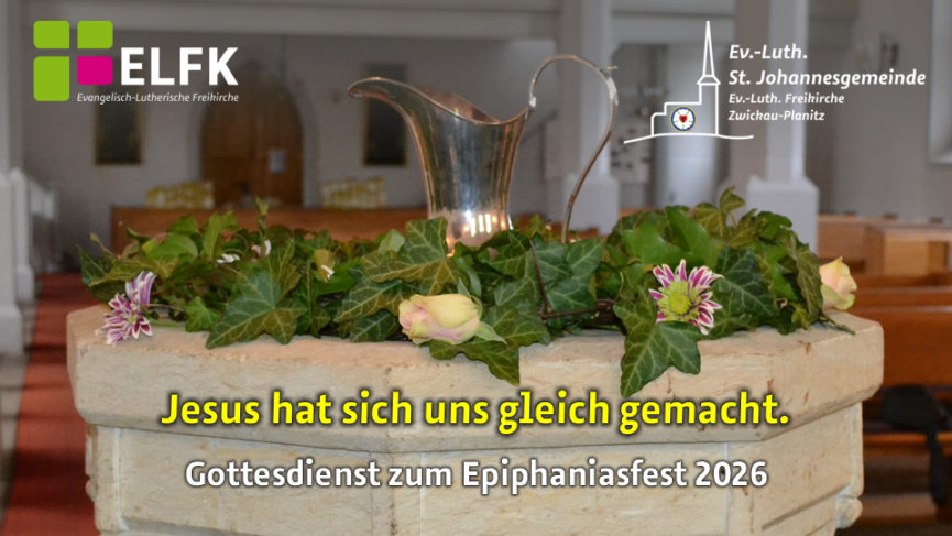 geschmückter Taufstein mit Taufkanne