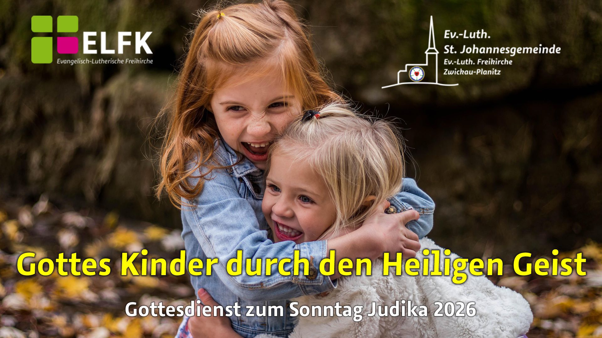 zwei lachende Kinder, die sich umarmen