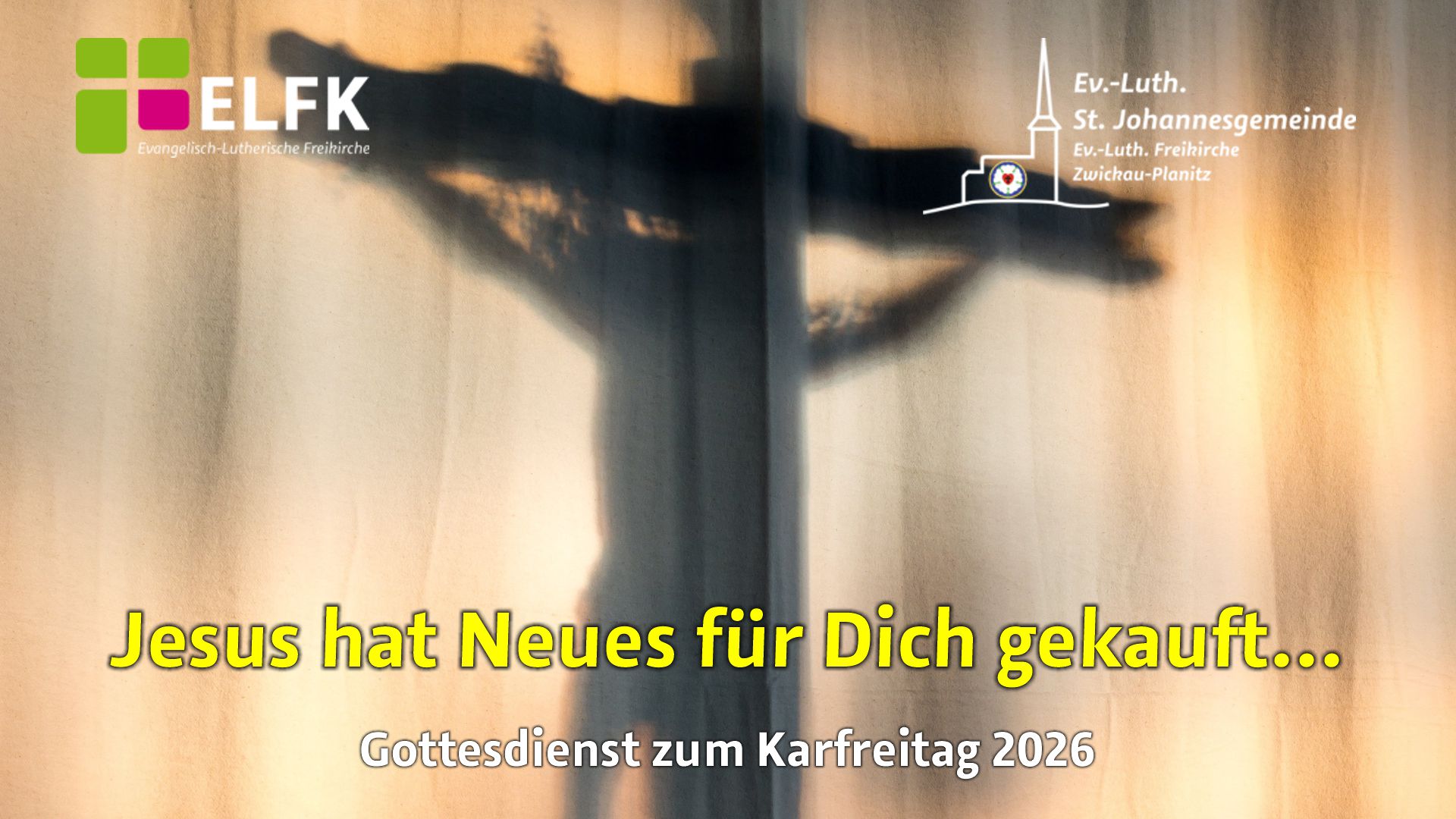 Ein Kruzifix von hinten, angeleuchtet, hinter einem hellen Vorhang.