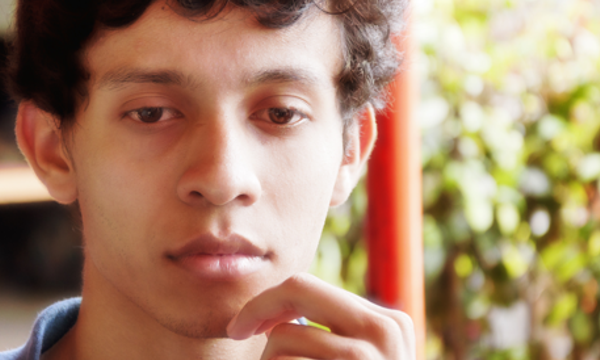 Ein zweifelnder junger Mann