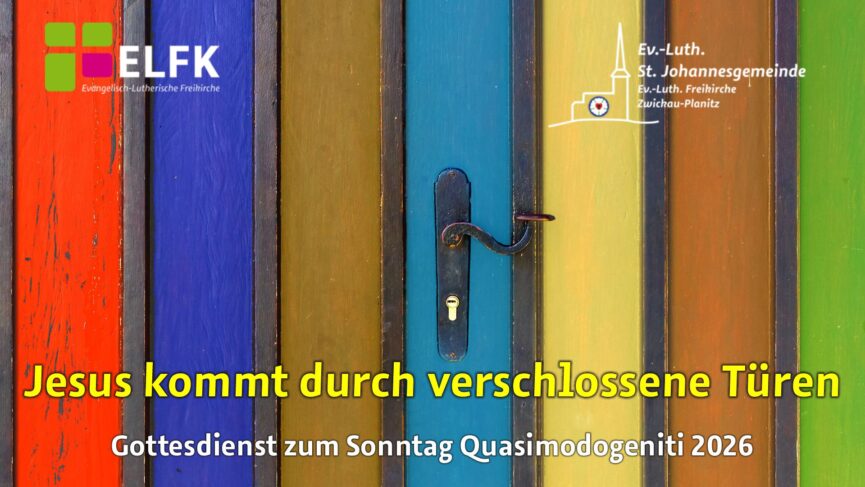 Eine Tür aus bunten Leisten.