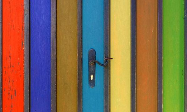 Eine Tür aus bunten Leisten.